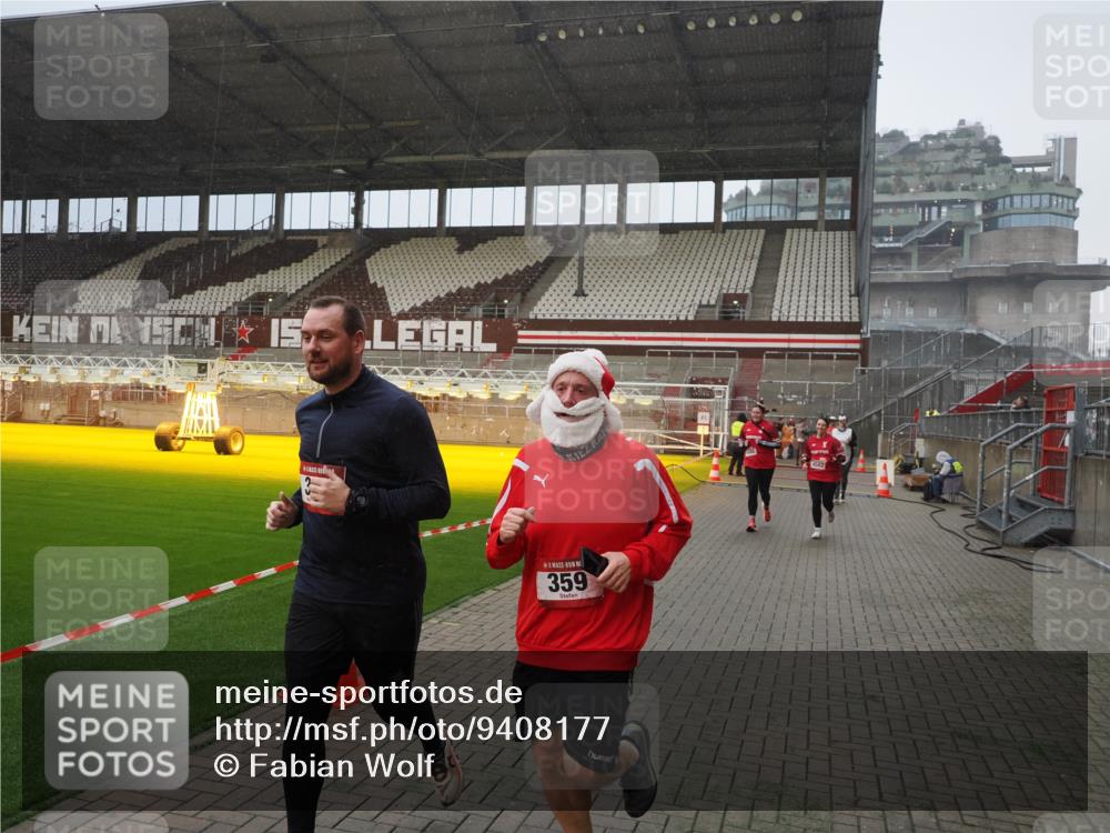 07.12.2025 - St. Pauli X-Mass-Run No. 15 Fabian Wolf http://msf.ph/oto/9408177 07.12.2025 11:06:42 Ziel 359, 382, 565, 1285, 1286, 1556, 1564, 1708, 4582, 4588 meine-sportfotos.de