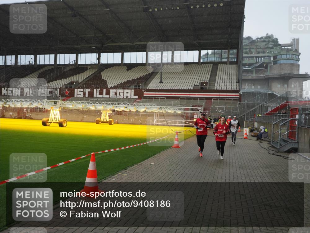 07.12.2025 - St. Pauli X-Mass-Run No. 15 Fabian Wolf http://msf.ph/oto/9408186 07.12.2025 11:06:43 Ziel 359, 382, 565, 595, 1285, 1286, 1556, 1564, 1708, 4582, 4588 meine-sportfotos.de
