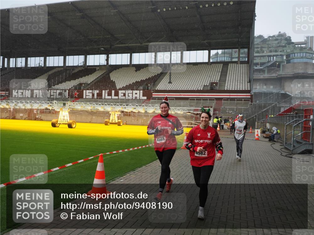 07.12.2025 - St. Pauli X-Mass-Run No. 15 Fabian Wolf http://msf.ph/oto/9408190 07.12.2025 11:06:45 Ziel 359, 382, 565, 595, 1285, 1286, 1462, 1556, 1564, 1708, 4582, 4588 meine-sportfotos.de