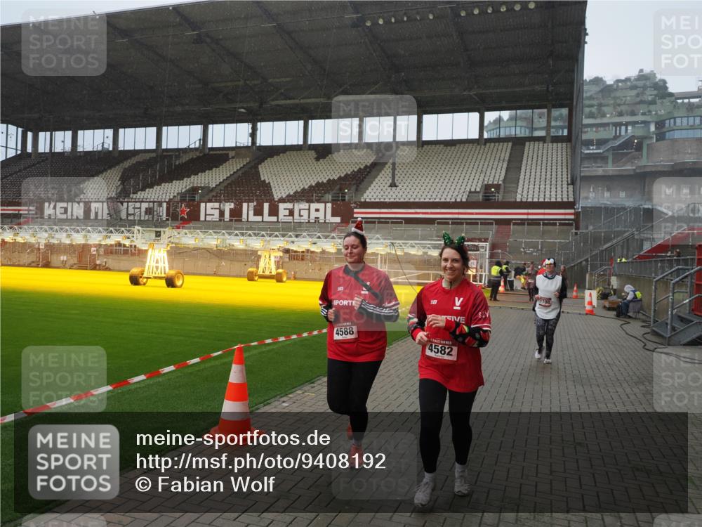 07.12.2025 - St. Pauli X-Mass-Run No. 15 Fabian Wolf http://msf.ph/oto/9408192 07.12.2025 11:06:45 Ziel 359, 382, 565, 595, 1285, 1286, 1462, 1556, 1564, 1708, 4582, 4588 meine-sportfotos.de