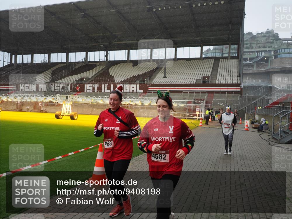 07.12.2025 - St. Pauli X-Mass-Run No. 15 Fabian Wolf http://msf.ph/oto/9408198 07.12.2025 11:06:46 Ziel 359, 382, 565, 595, 1285, 1286, 1462, 1469, 1556, 1564, 1708, 4582, 4588 meine-sportfotos.de