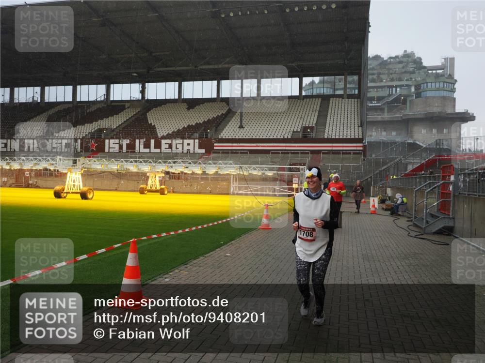 07.12.2025 - St. Pauli X-Mass-Run No. 15 Fabian Wolf http://msf.ph/oto/9408201 07.12.2025 11:06:48 Ziel 359, 382, 565, 595, 1285, 1286, 1462, 1469, 1708, 4582, 4588 meine-sportfotos.de