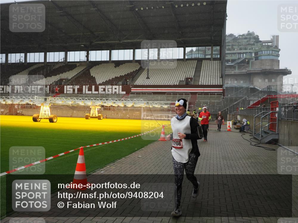 07.12.2025 - St. Pauli X-Mass-Run No. 15 Fabian Wolf http://msf.ph/oto/9408204 07.12.2025 11:06:48 Ziel 359, 382, 565, 595, 1285, 1286, 1462, 1469, 1708, 4582, 4588 meine-sportfotos.de
