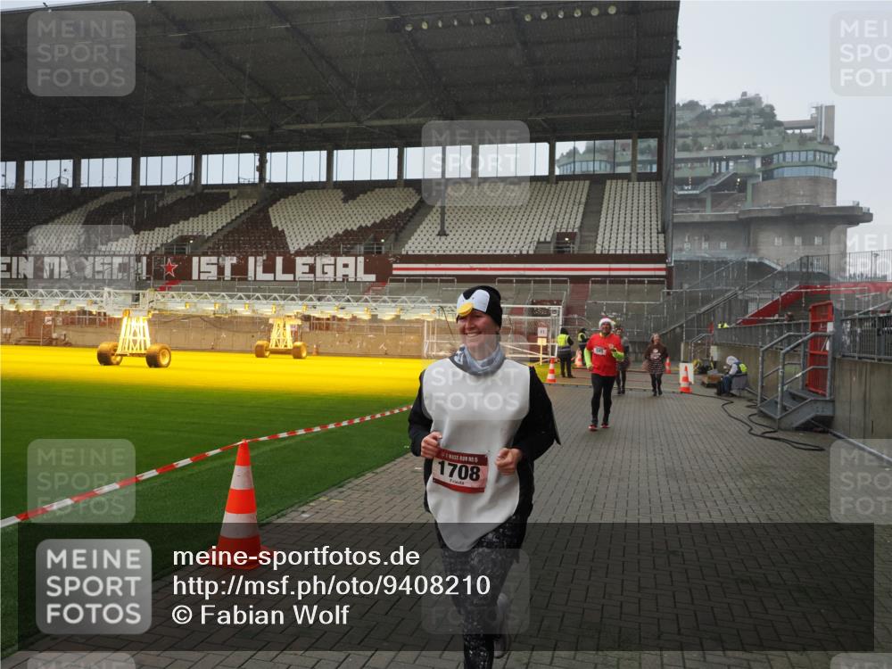 07.12.2025 - St. Pauli X-Mass-Run No. 15 Fabian Wolf http://msf.ph/oto/9408210 07.12.2025 11:06:48 Ziel 359, 382, 565, 595, 1285, 1286, 1462, 1469, 1708, 4582, 4588 meine-sportfotos.de