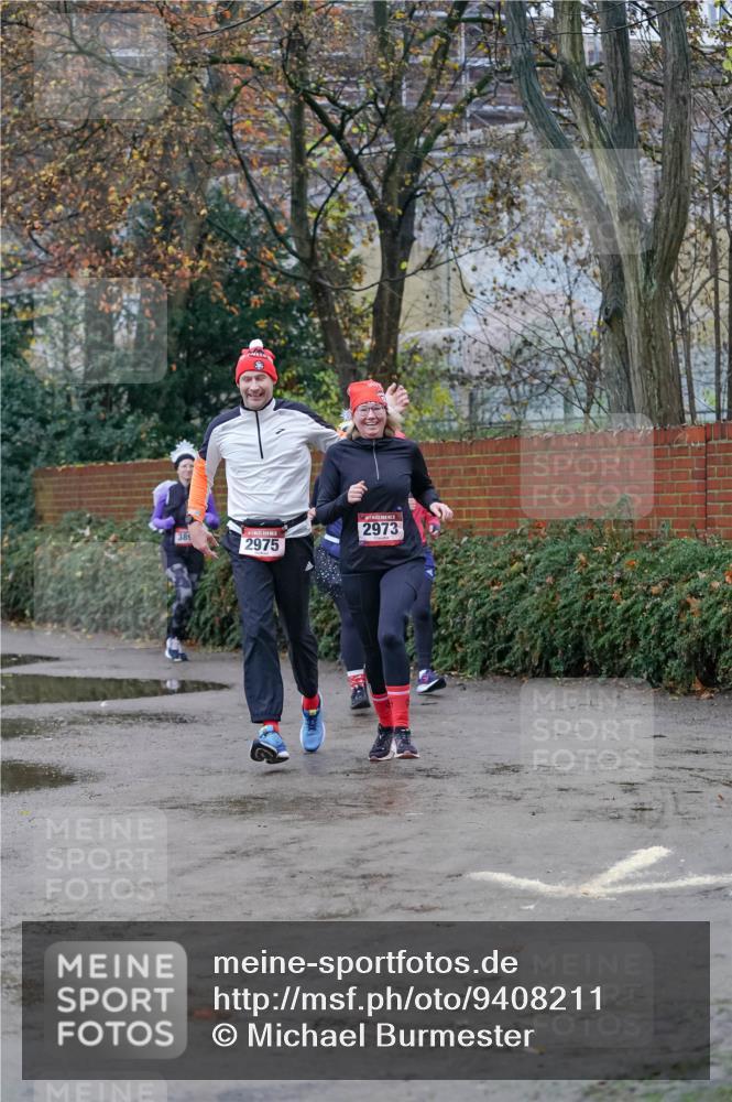 07.12.2025 - St. Pauli X-Mass-Run No. 15 Michael Burmester http://msf.ph/oto/9408211 07.12.2025 09:43:27 Laufen 2973, 381, 2975 meine-sportfotos.de