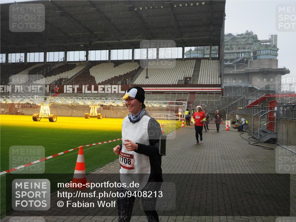 07.12.2025 - St. Pauli X-Mass-Run No. 15 Fabian Wolf http://msf.ph/oto/9408213 07.12.2025 11:06:48 Ziel 359, 382, 565, 595, 1285, 1286, 1462, 1469, 1708, 4582, 4588 meine-sportfotos.de