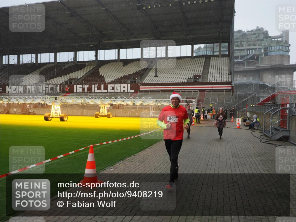 07.12.2025 - St. Pauli X-Mass-Run No. 15 Fabian Wolf http://msf.ph/oto/9408219 07.12.2025 11:06:51 Ziel 359, 382, 565, 595, 1462, 1469, 1708, 4582, 4588 meine-sportfotos.de