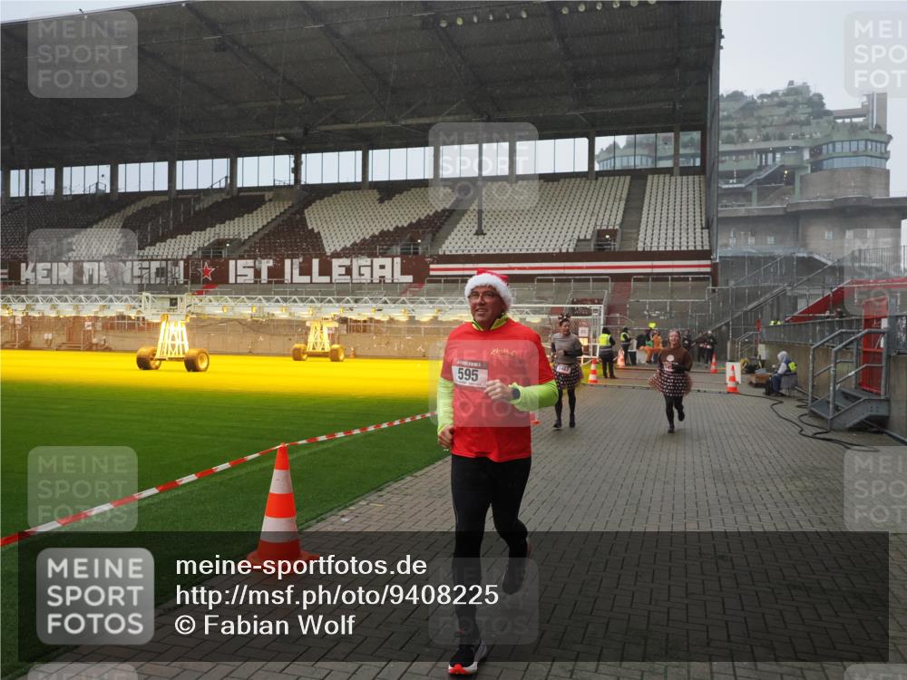 07.12.2025 - St. Pauli X-Mass-Run No. 15 Fabian Wolf http://msf.ph/oto/9408225 07.12.2025 11:06:51 Ziel 359, 382, 565, 595, 1462, 1469, 1708, 4582, 4588 meine-sportfotos.de