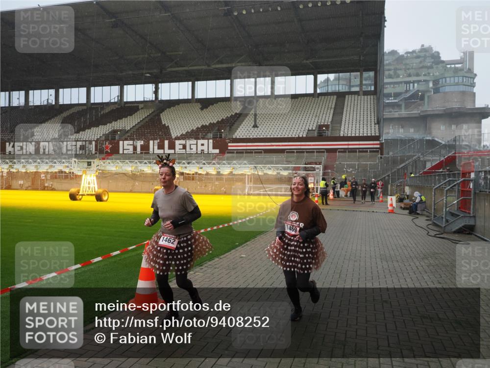 07.12.2025 - St. Pauli X-Mass-Run No. 15 Fabian Wolf http://msf.ph/oto/9408252 07.12.2025 11:06:54 Ziel 595, 1462, 1469, 1708, 4582, 4588 meine-sportfotos.de