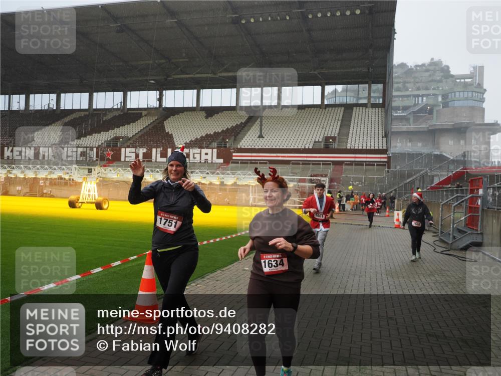 07.12.2025 - St. Pauli X-Mass-Run No. 15 Fabian Wolf http://msf.ph/oto/9408282 07.12.2025 11:07:03 Ziel 595, 1462, 1469, 1634, 1666, 1751, 1861, 1862 meine-sportfotos.de