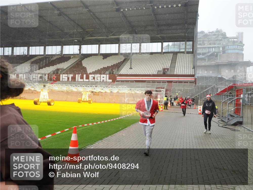 07.12.2025 - St. Pauli X-Mass-Run No. 15 Fabian Wolf http://msf.ph/oto/9408294 07.12.2025 11:07:04 Ziel 1462, 1469, 1634, 1666, 1751, 1861, 1862 meine-sportfotos.de