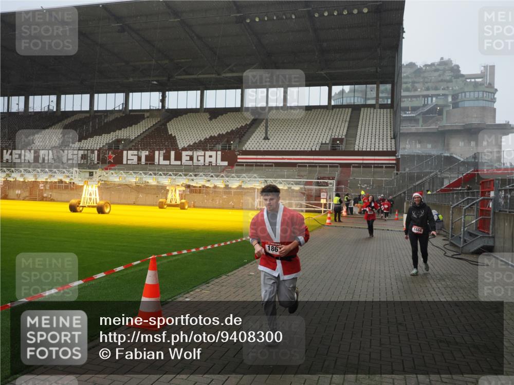 07.12.2025 - St. Pauli X-Mass-Run No. 15 Fabian Wolf http://msf.ph/oto/9408300 07.12.2025 11:07:04 Ziel 1462, 1469, 1634, 1666, 1751, 1861, 1862 meine-sportfotos.de