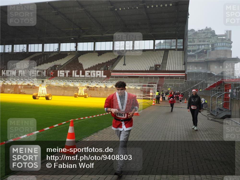 07.12.2025 - St. Pauli X-Mass-Run No. 15 Fabian Wolf http://msf.ph/oto/9408303 07.12.2025 11:07:05 Ziel 1462, 1469, 1634, 1666, 1751, 1861, 1862 meine-sportfotos.de