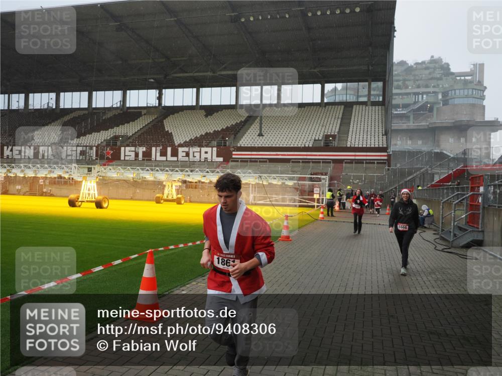 07.12.2025 - St. Pauli X-Mass-Run No. 15 Fabian Wolf http://msf.ph/oto/9408306 07.12.2025 11:07:05 Ziel 1462, 1469, 1634, 1666, 1751, 1861, 1862 meine-sportfotos.de