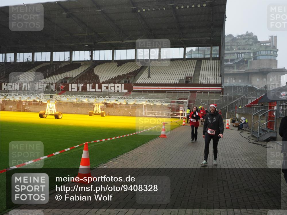 07.12.2025 - St. Pauli X-Mass-Run No. 15 Fabian Wolf http://msf.ph/oto/9408328 07.12.2025 11:07:06 Ziel 281, 688, 1469, 1634, 1666, 1751, 1861, 1862 meine-sportfotos.de