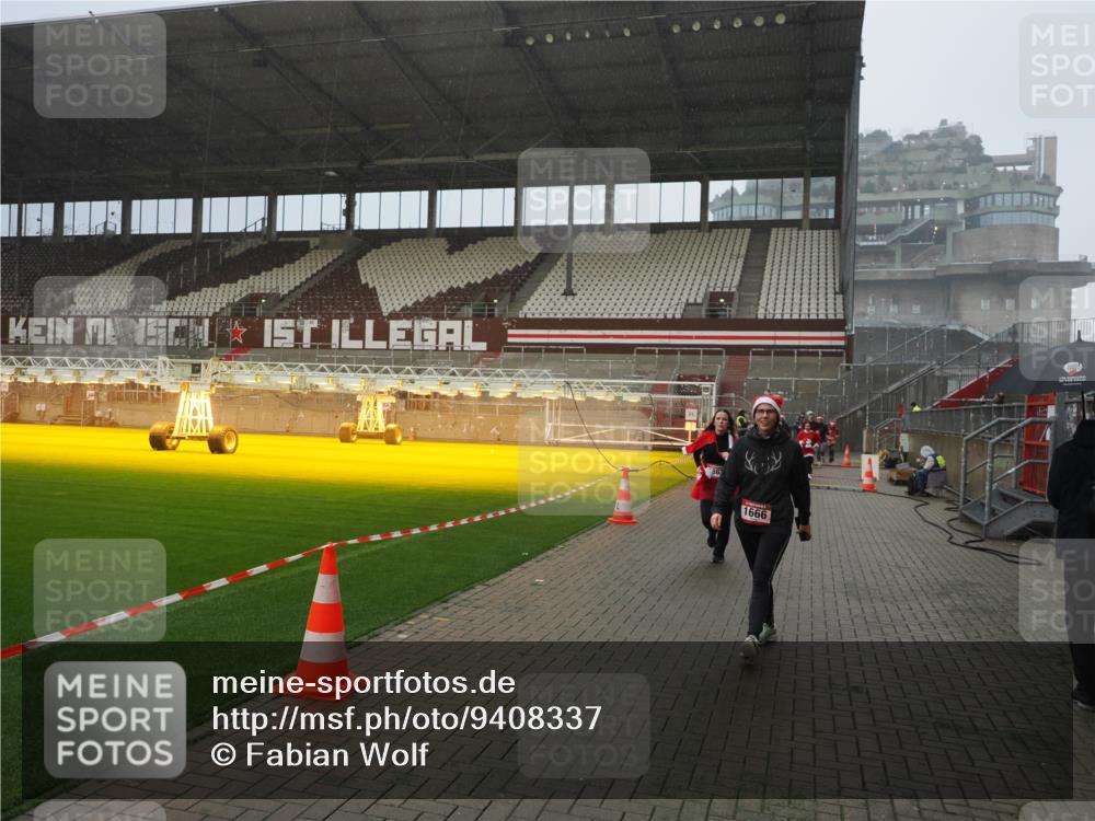 07.12.2025 - St. Pauli X-Mass-Run No. 15 Fabian Wolf http://msf.ph/oto/9408337 07.12.2025 11:07:07 Ziel 281, 596, 688, 1634, 1666, 1751, 1861, 1862 meine-sportfotos.de