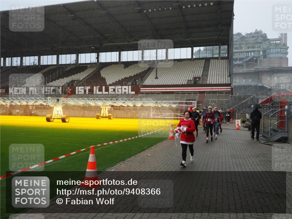 07.12.2025 - St. Pauli X-Mass-Run No. 15 Fabian Wolf http://msf.ph/oto/9408366 07.12.2025 11:07:14 Ziel 281, 342, 344, 591, 596, 603, 622, 688, 1585, 1587, 1634, 1666, 1751, 1861, 1862 meine-sportfotos.de