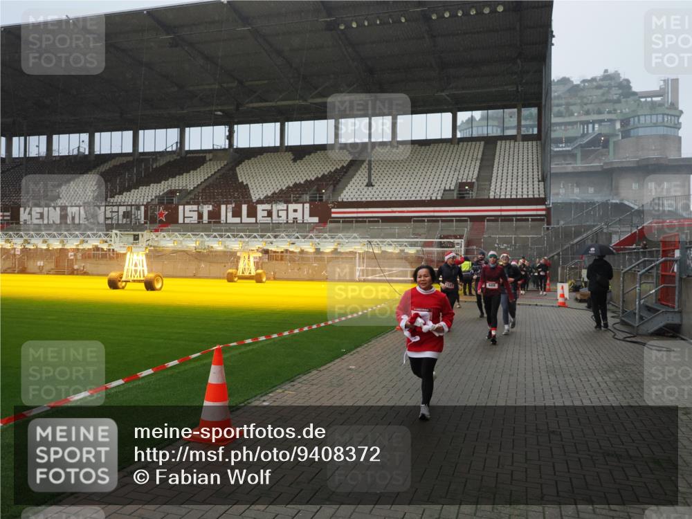 07.12.2025 - St. Pauli X-Mass-Run No. 15 Fabian Wolf http://msf.ph/oto/9408372 07.12.2025 11:07:14 Ziel 281, 342, 344, 591, 596, 603, 622, 688, 1585, 1587, 1634, 1666, 1751, 1861, 1862 meine-sportfotos.de