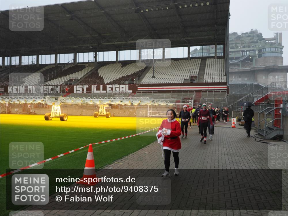 07.12.2025 - St. Pauli X-Mass-Run No. 15 Fabian Wolf http://msf.ph/oto/9408375 07.12.2025 11:07:14 Ziel 281, 342, 344, 591, 596, 603, 622, 688, 1585, 1587, 1634, 1666, 1751, 1861, 1862 meine-sportfotos.de