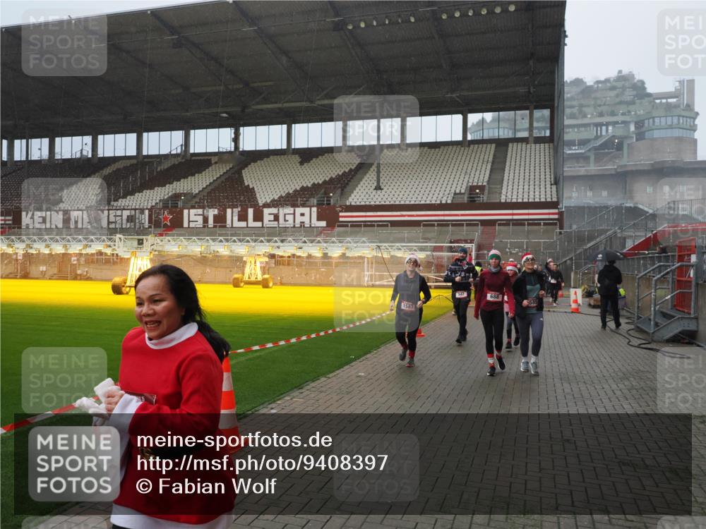 07.12.2025 - St. Pauli X-Mass-Run No. 15 Fabian Wolf http://msf.ph/oto/9408397 07.12.2025 11:07:16 Ziel 281, 342, 344, 476, 490, 591, 596, 603, 621, 622, 673, 688, 1202, 1206, 1585, 1587, 1861, 1862, 2403 meine-sportfotos.de