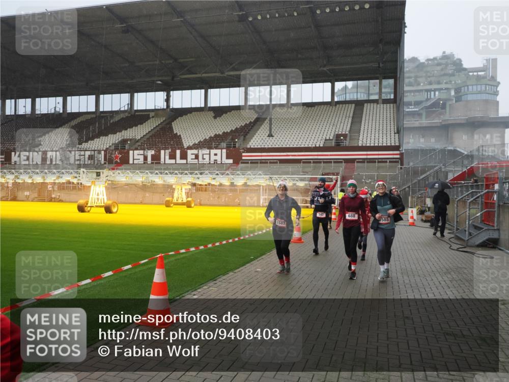 07.12.2025 - St. Pauli X-Mass-Run No. 15 Fabian Wolf http://msf.ph/oto/9408403 07.12.2025 11:07:16 Ziel 281, 342, 344, 476, 490, 591, 596, 603, 621, 622, 673, 688, 1202, 1206, 1585, 1587, 1861, 1862, 2403 meine-sportfotos.de