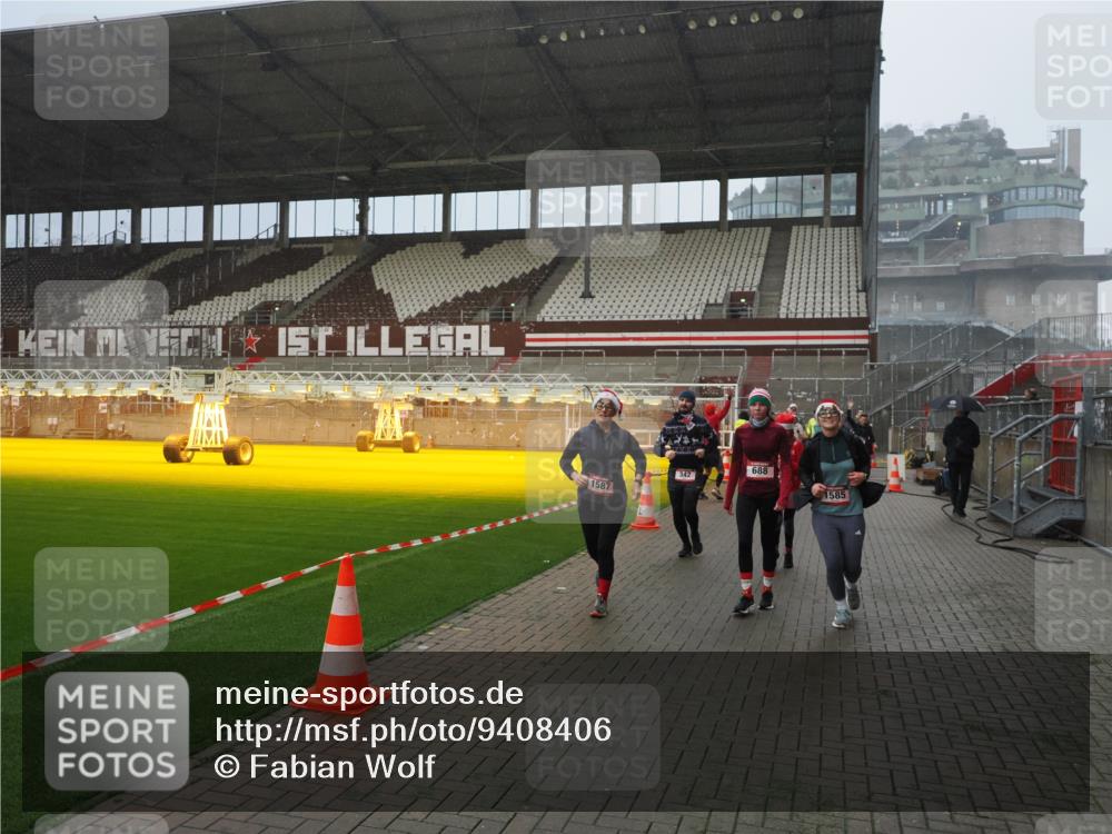 07.12.2025 - St. Pauli X-Mass-Run No. 15 Fabian Wolf http://msf.ph/oto/9408406 07.12.2025 11:07:16 Ziel 281, 342, 344, 476, 490, 591, 596, 603, 621, 622, 673, 688, 1202, 1206, 1585, 1587, 1861, 1862, 2403 meine-sportfotos.de