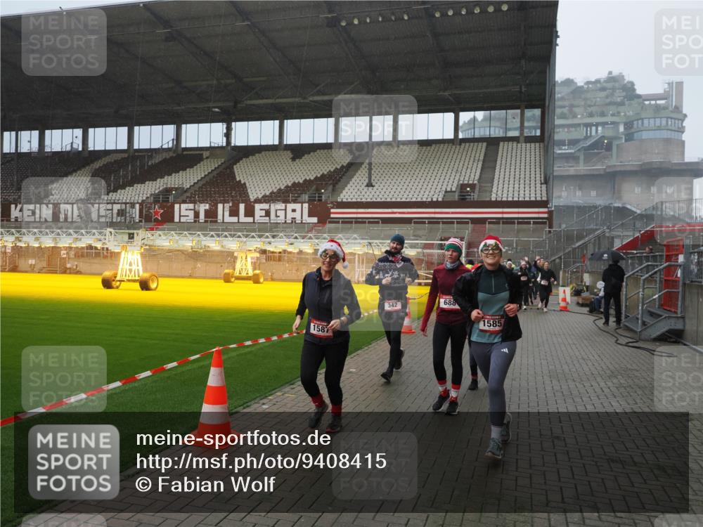 07.12.2025 - St. Pauli X-Mass-Run No. 15 Fabian Wolf http://msf.ph/oto/9408415 07.12.2025 11:07:17 Ziel 281, 342, 344, 476, 490, 591, 596, 603, 621, 622, 673, 688, 781, 1202, 1206, 1233, 1585, 1587, 1861, 1862, 2403 meine-sportfotos.de