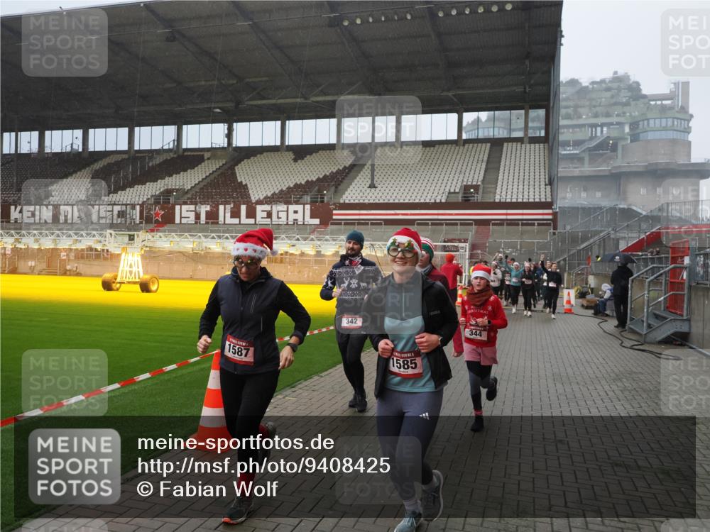 07.12.2025 - St. Pauli X-Mass-Run No. 15 Fabian Wolf http://msf.ph/oto/9408425 07.12.2025 11:07:18 Ziel 281, 342, 344, 476, 490, 591, 596, 603, 621, 622, 673, 688, 781, 1202, 1206, 1233, 1585, 1587, 1861, 1862, 2403, 5008 meine-sportfotos.de