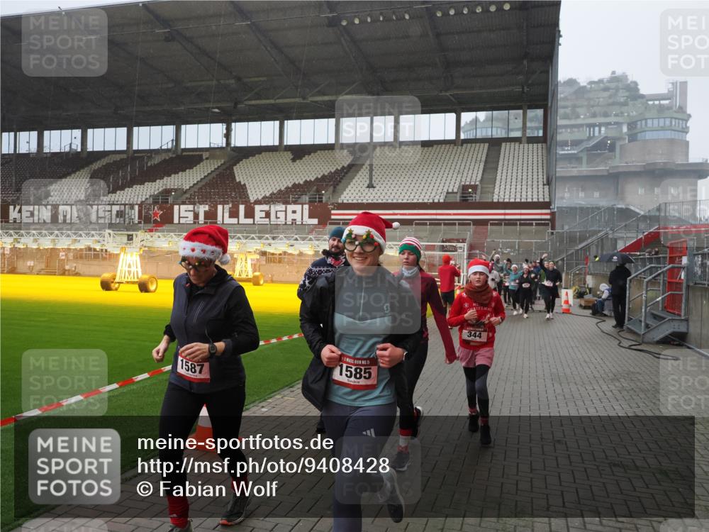 07.12.2025 - St. Pauli X-Mass-Run No. 15 Fabian Wolf http://msf.ph/oto/9408428 07.12.2025 11:07:18 Ziel 281, 342, 344, 476, 490, 591, 596, 603, 621, 622, 673, 688, 781, 1202, 1206, 1233, 1585, 1587, 1861, 1862, 2403, 5008 meine-sportfotos.de