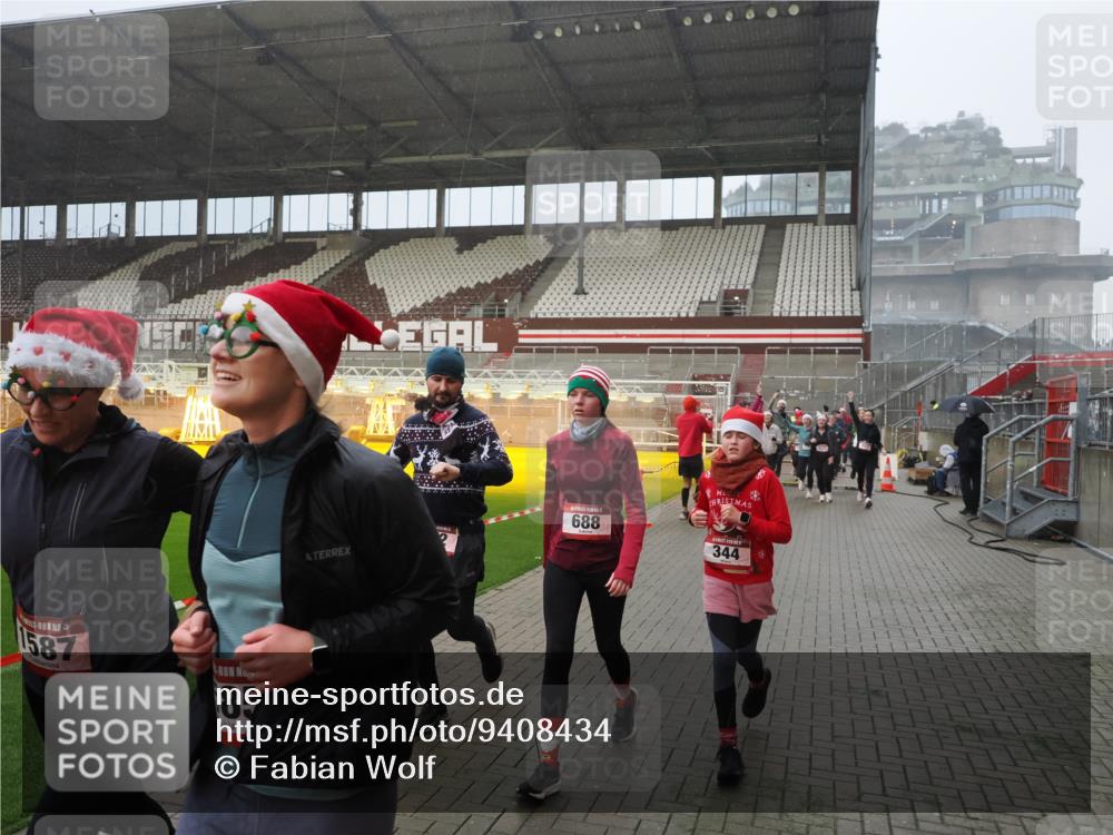 07.12.2025 - St. Pauli X-Mass-Run No. 15 Fabian Wolf http://msf.ph/oto/9408434 07.12.2025 11:07:18 Ziel 281, 342, 344, 476, 490, 591, 596, 603, 621, 622, 673, 688, 781, 1202, 1206, 1233, 1585, 1587, 1861, 1862, 2403, 5008 meine-sportfotos.de