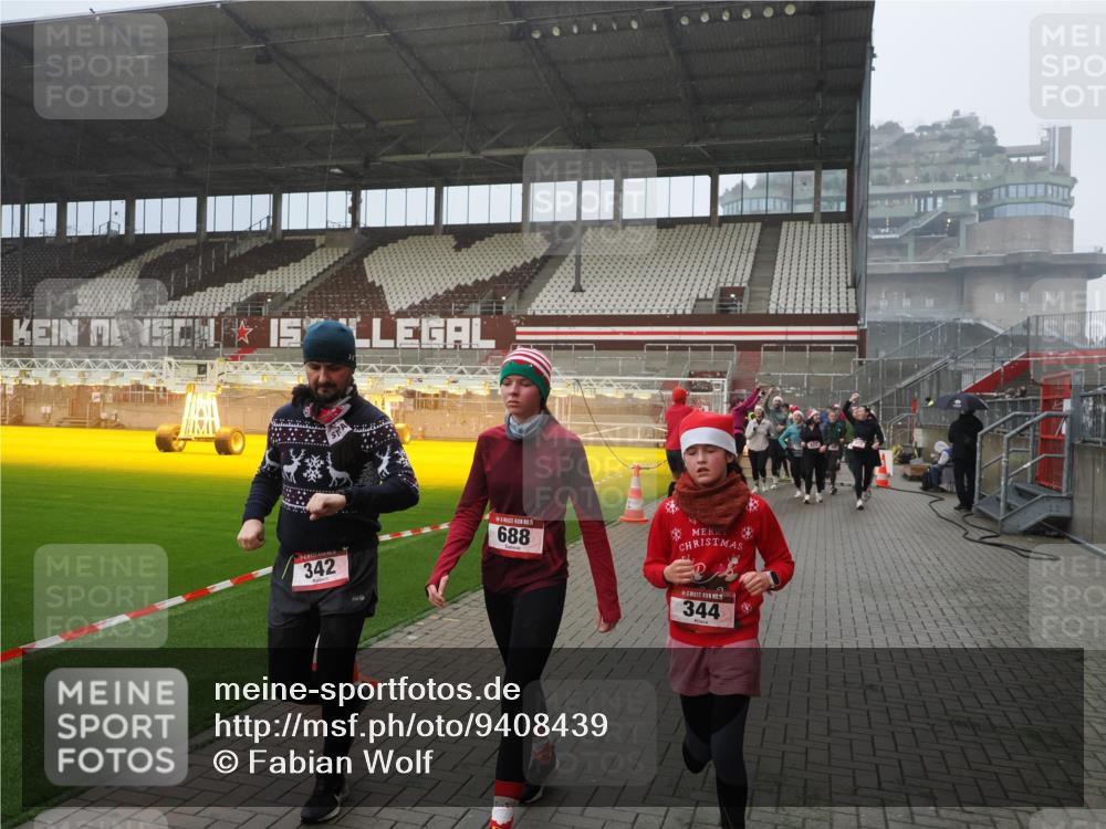 07.12.2025 - St. Pauli X-Mass-Run No. 15 Fabian Wolf http://msf.ph/oto/9408439 07.12.2025 11:07:19 Ziel 281, 342, 344, 476, 490, 591, 596, 603, 621, 622, 673, 688, 781, 1202, 1206, 1233, 1585, 1587, 1862, 2403, 5008 meine-sportfotos.de