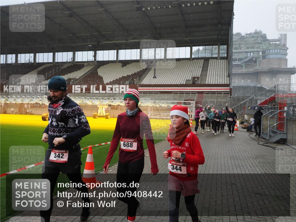 07.12.2025 - St. Pauli X-Mass-Run No. 15 Fabian Wolf http://msf.ph/oto/9408442 07.12.2025 11:07:19 Ziel 281, 342, 344, 476, 490, 591, 596, 603, 621, 622, 673, 688, 781, 1202, 1206, 1233, 1585, 1587, 1862, 2403, 5008 meine-sportfotos.de