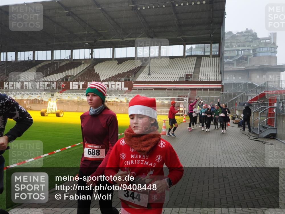 07.12.2025 - St. Pauli X-Mass-Run No. 15 Fabian Wolf http://msf.ph/oto/9408448 07.12.2025 11:07:19 Ziel 281, 342, 344, 476, 490, 591, 596, 603, 621, 622, 673, 688, 781, 1202, 1206, 1233, 1585, 1587, 1862, 2403, 5008 meine-sportfotos.de