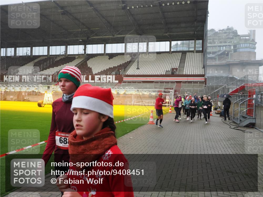 07.12.2025 - St. Pauli X-Mass-Run No. 15 Fabian Wolf http://msf.ph/oto/9408451 07.12.2025 11:07:19 Ziel 281, 342, 344, 476, 490, 591, 596, 603, 621, 622, 673, 688, 781, 1202, 1206, 1233, 1585, 1587, 1862, 2403, 5008 meine-sportfotos.de