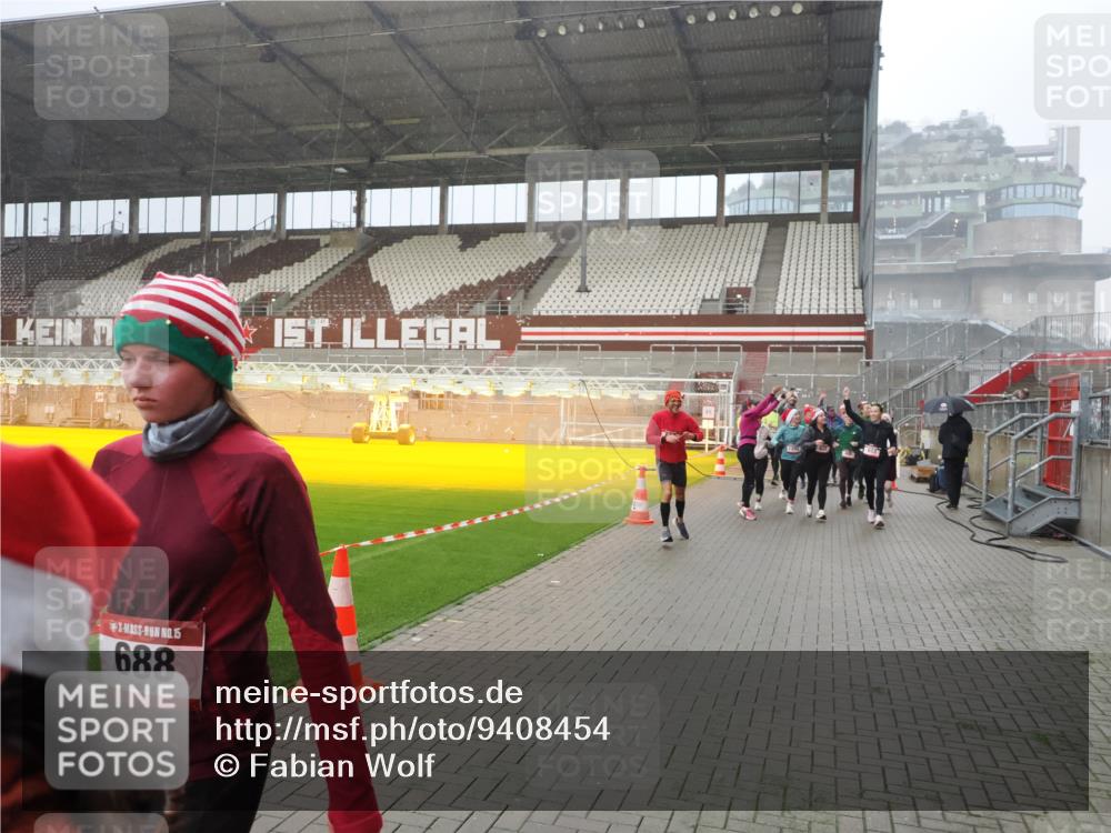 07.12.2025 - St. Pauli X-Mass-Run No. 15 Fabian Wolf http://msf.ph/oto/9408454 07.12.2025 11:07:20 Ziel 281, 342, 344, 476, 490, 591, 596, 603, 621, 622, 673, 688, 781, 1202, 1206, 1233, 1585, 1587, 1862, 2403, 5008 meine-sportfotos.de