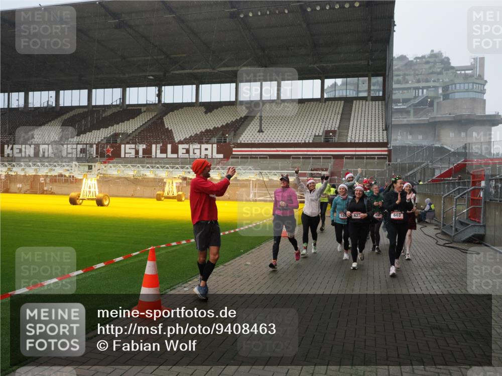 07.12.2025 - St. Pauli X-Mass-Run No. 15 Fabian Wolf http://msf.ph/oto/9408463 07.12.2025 11:07:22 Ziel 281, 342, 344, 476, 490, 591, 596, 603, 621, 622, 673, 688, 781, 1202, 1206, 1233, 1585, 1587, 2403, 5008 meine-sportfotos.de