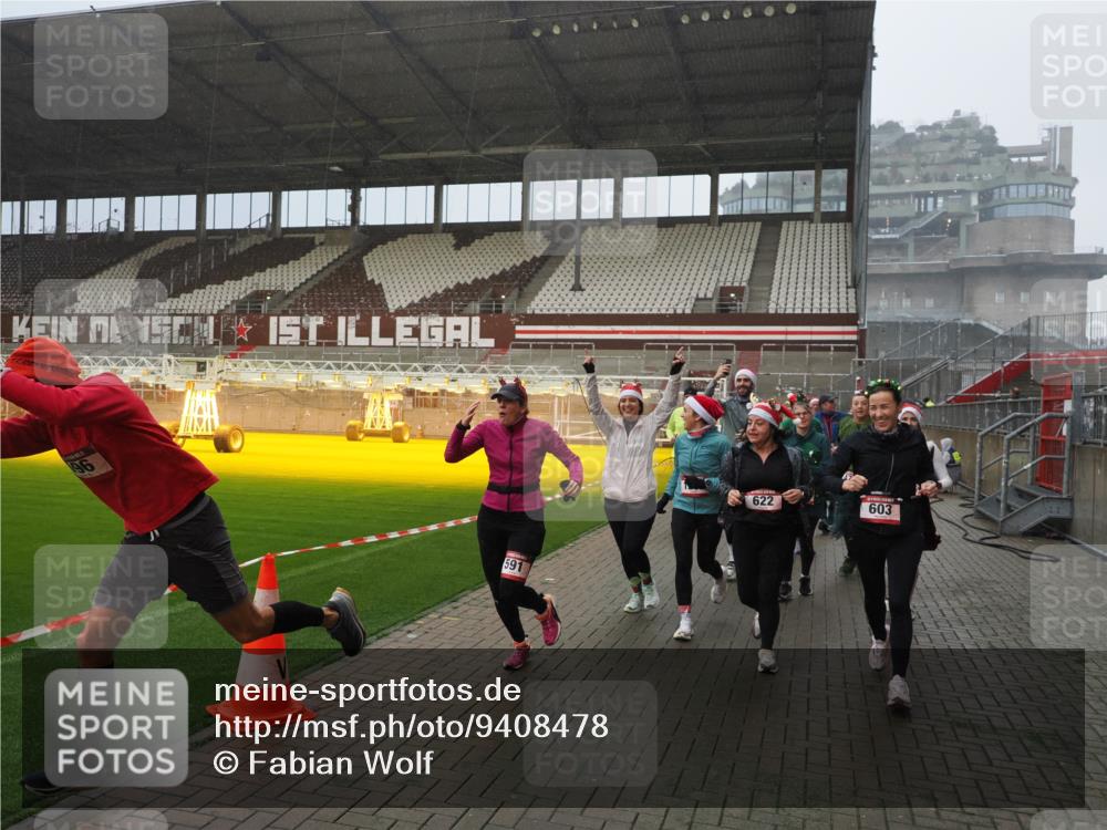 07.12.2025 - St. Pauli X-Mass-Run No. 15 Fabian Wolf http://msf.ph/oto/9408478 07.12.2025 11:07:23 Ziel 281, 342, 344, 476, 490, 591, 596, 603, 621, 622, 673, 688, 781, 1202, 1206, 1233, 1585, 1587, 2403, 5008 meine-sportfotos.de