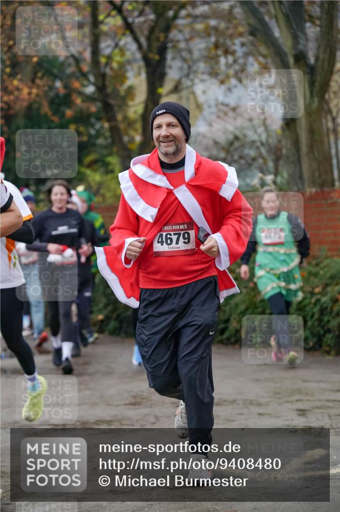 07.12.2025 - St. Pauli X-Mass-Run No. 15 Michael Burmester http://msf.ph/oto/9408480 07.12.2025 09:43:54 Laufen 15, 4679, 4675 meine-sportfotos.de