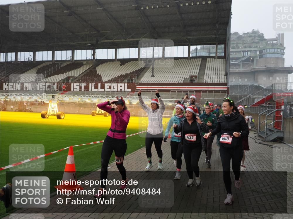 07.12.2025 - St. Pauli X-Mass-Run No. 15 Fabian Wolf http://msf.ph/oto/9408484 07.12.2025 11:07:23 Ziel 281, 342, 344, 476, 490, 591, 596, 603, 621, 622, 673, 688, 781, 1202, 1206, 1233, 1585, 1587, 2403, 5008 meine-sportfotos.de