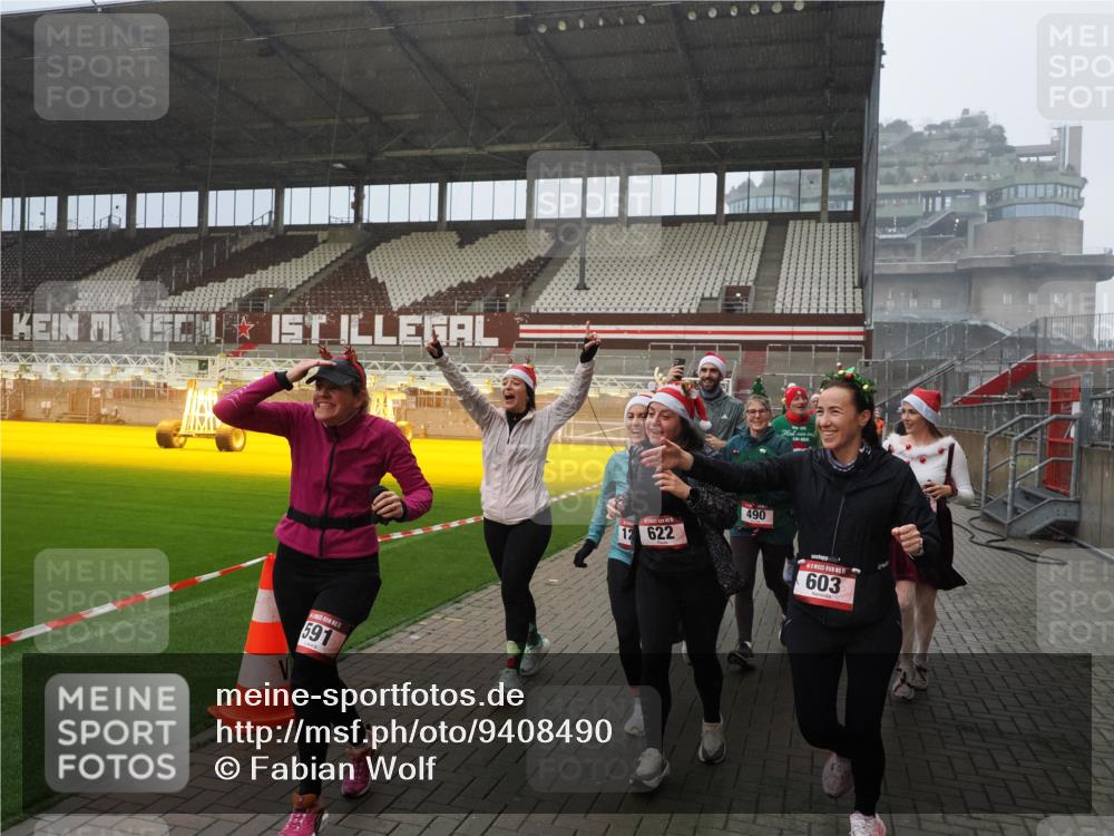 07.12.2025 - St. Pauli X-Mass-Run No. 15 Fabian Wolf http://msf.ph/oto/9408490 07.12.2025 11:07:24 Ziel 281, 342, 344, 476, 490, 591, 596, 603, 621, 622, 673, 688, 781, 1202, 1206, 1233, 1585, 1587, 2403, 5008 meine-sportfotos.de