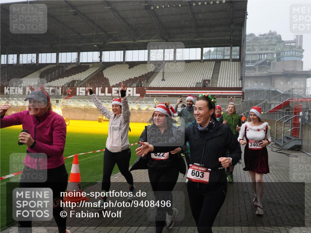07.12.2025 - St. Pauli X-Mass-Run No. 15 Fabian Wolf http://msf.ph/oto/9408496 07.12.2025 11:07:24 Ziel 281, 342, 344, 476, 490, 591, 596, 603, 621, 622, 673, 688, 781, 1202, 1206, 1233, 1585, 1587, 2403, 5008 meine-sportfotos.de