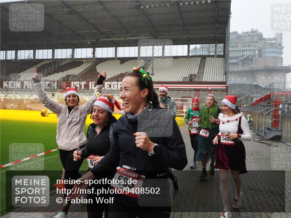 07.12.2025 - St. Pauli X-Mass-Run No. 15 Fabian Wolf http://msf.ph/oto/9408502 07.12.2025 11:07:25 Ziel 281, 342, 344, 476, 490, 591, 596, 603, 621, 622, 673, 688, 781, 1202, 1206, 1233, 1585, 1587, 2403, 5008 meine-sportfotos.de