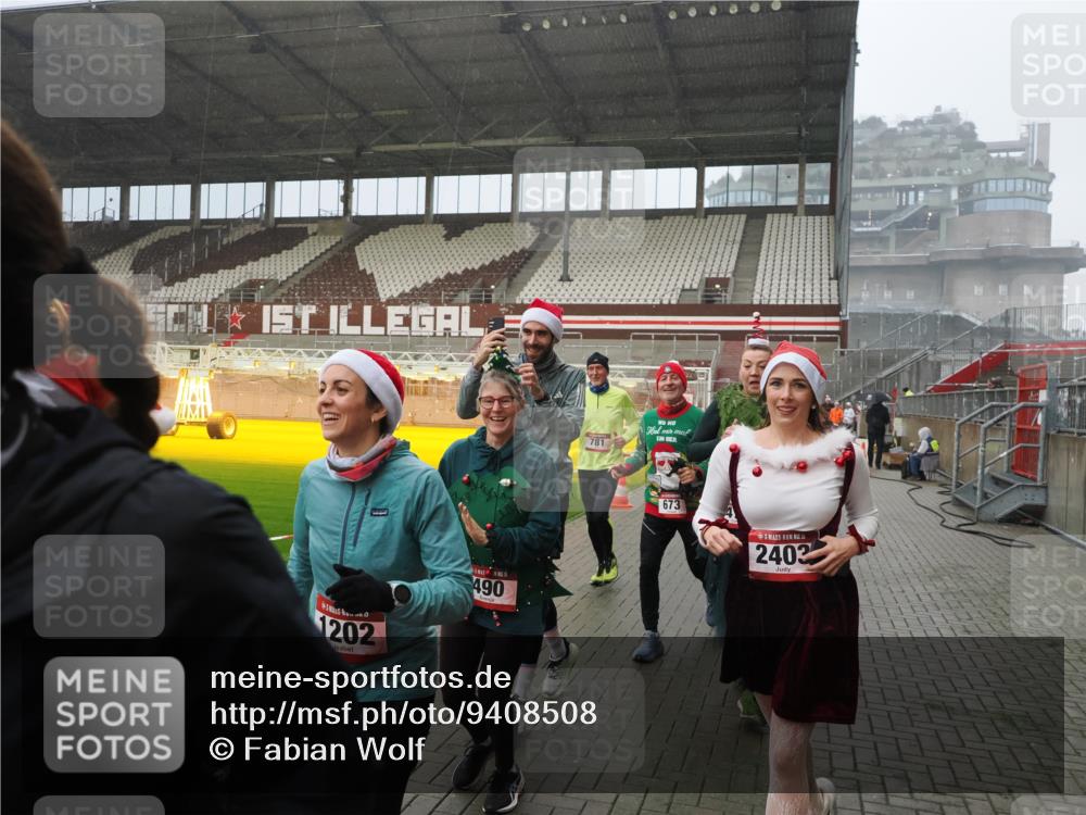 07.12.2025 - St. Pauli X-Mass-Run No. 15 Fabian Wolf http://msf.ph/oto/9408508 07.12.2025 11:07:25 Ziel 281, 342, 344, 476, 490, 591, 596, 603, 621, 622, 673, 688, 781, 1202, 1206, 1233, 1585, 1587, 2403, 5008 meine-sportfotos.de