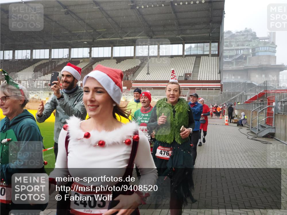 07.12.2025 - St. Pauli X-Mass-Run No. 15 Fabian Wolf http://msf.ph/oto/9408520 07.12.2025 11:07:26 Ziel 281, 342, 344, 476, 490, 591, 596, 603, 621, 622, 673, 688, 781, 1202, 1206, 1233, 1585, 1587, 2403, 5008 meine-sportfotos.de