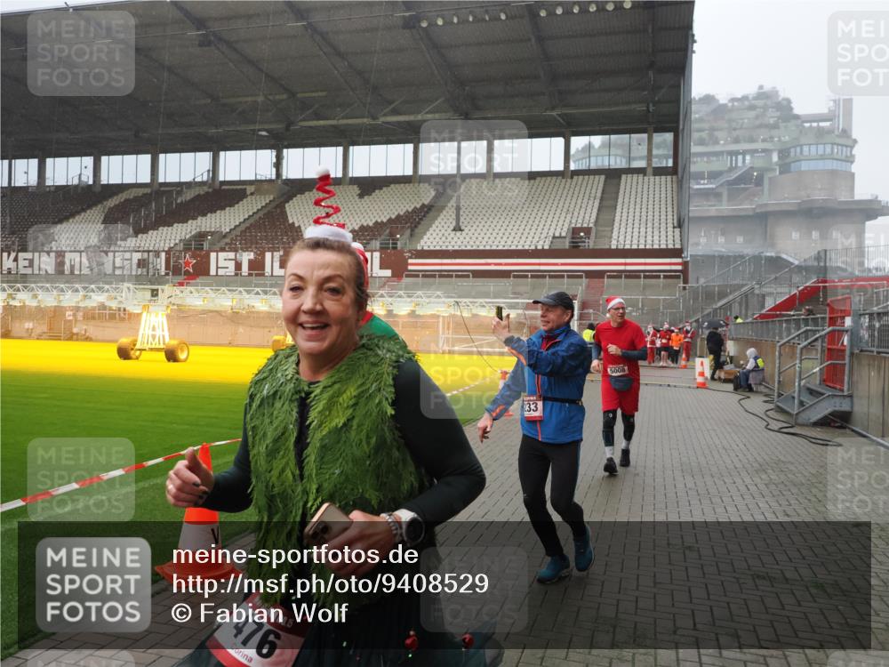 07.12.2025 - St. Pauli X-Mass-Run No. 15 Fabian Wolf http://msf.ph/oto/9408529 07.12.2025 11:07:26 Ziel 281, 342, 344, 476, 490, 591, 596, 603, 621, 622, 673, 688, 781, 1202, 1206, 1233, 1585, 1587, 2403, 5008 meine-sportfotos.de