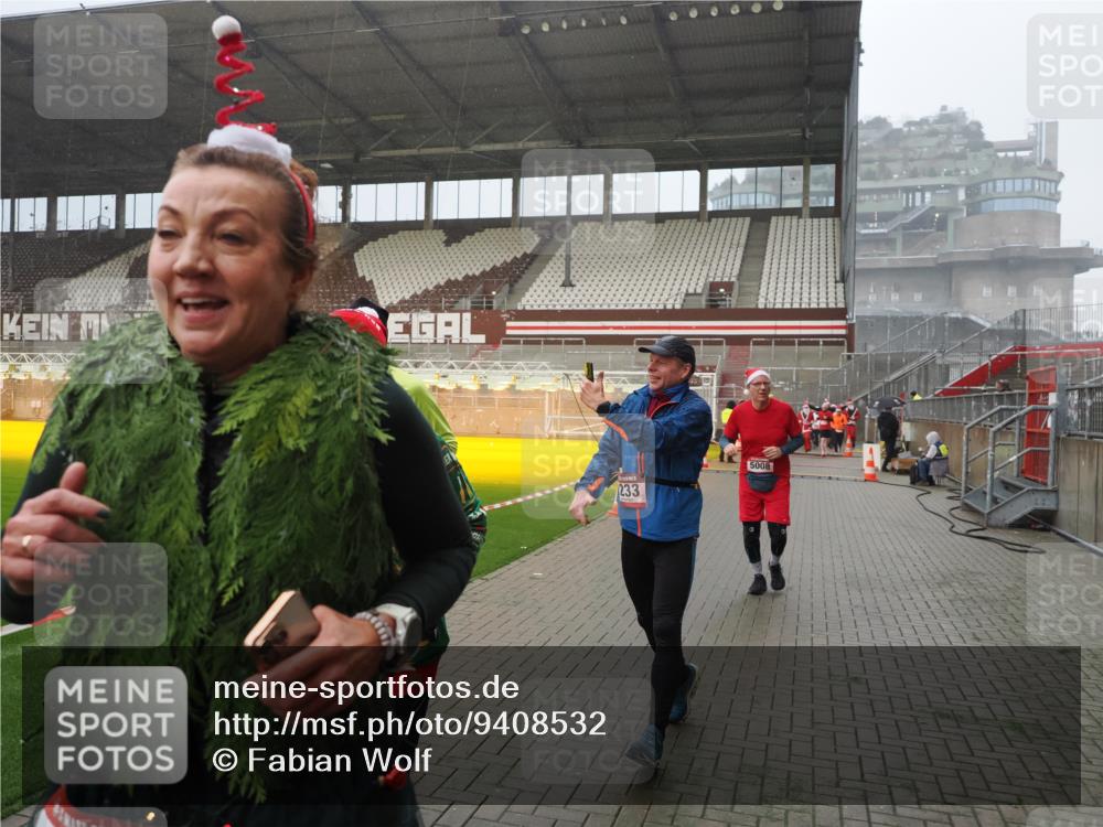 07.12.2025 - St. Pauli X-Mass-Run No. 15 Fabian Wolf http://msf.ph/oto/9408532 07.12.2025 11:07:27 Ziel 342, 344, 476, 490, 591, 596, 603, 621, 622, 673, 781, 1202, 1206, 1233, 1585, 1587, 2403, 5008 meine-sportfotos.de