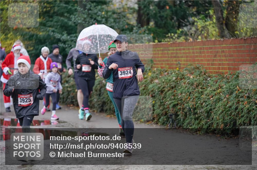 07.12.2025 - St. Pauli X-Mass-Run No. 15 Michael Burmester http://msf.ph/oto/9408539 07.12.2025 11:26:29 Laufen 3925, 3843, 3924 meine-sportfotos.de