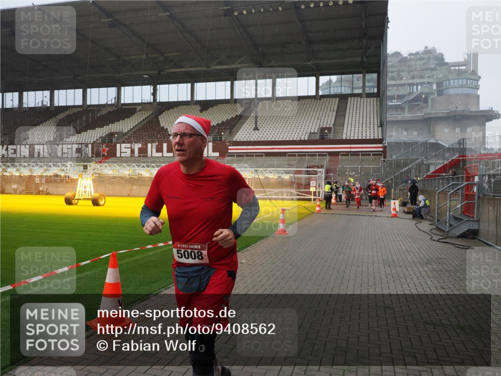 07.12.2025 - St. Pauli X-Mass-Run No. 15 Fabian Wolf http://msf.ph/oto/9408562 07.12.2025 11:07:29 Ziel 77, 315, 342, 344, 476, 490, 591, 603, 621, 622, 673, 781, 1202, 1206, 1233, 1235, 1824, 1866, 2403, 5008 meine-sportfotos.de
