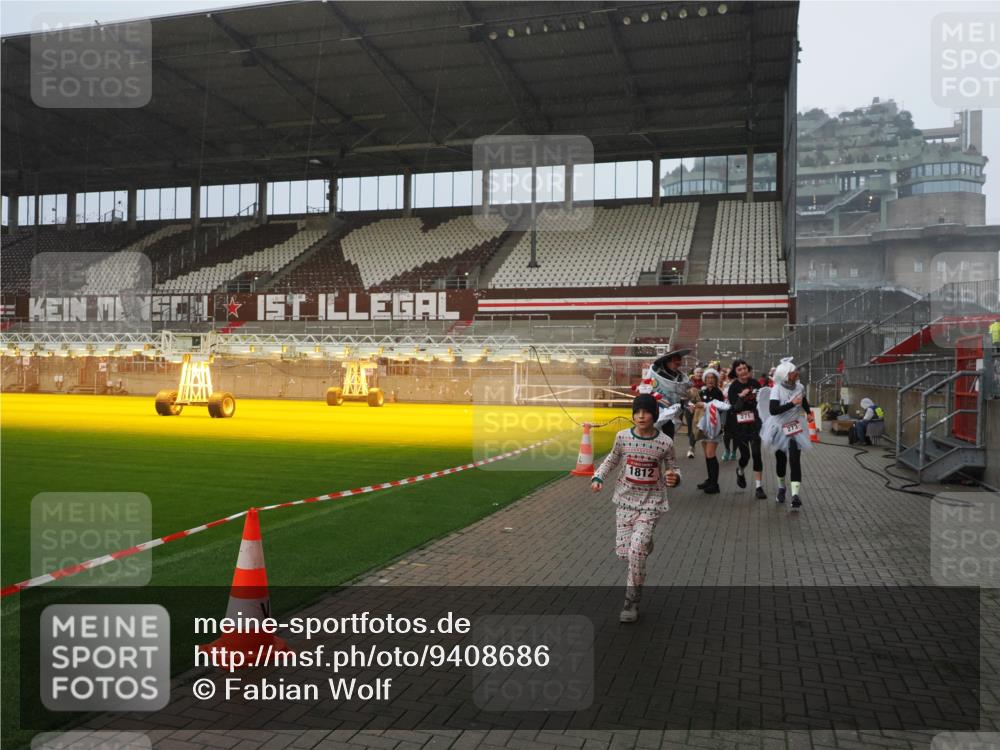 07.12.2025 - St. Pauli X-Mass-Run No. 15 Fabian Wolf http://msf.ph/oto/9408686 07.12.2025 11:07:46 Ziel 77, 271, 273, 286, 293, 315, 332, 377, 389, 397, 623, 1235, 1378, 1381, 1382, 1383, 1439, 1441, 1460, 1509, 1812, 1824, 1866, 1910, 2693 meine-sportfotos.de
