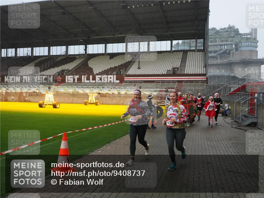 07.12.2025 - St. Pauli X-Mass-Run No. 15 Fabian Wolf http://msf.ph/oto/9408737 07.12.2025 11:07:51 Ziel 271, 273, 286, 293, 332, 377, 389, 397, 623, 774, 1107, 1123, 1129, 1378, 1381, 1382, 1383, 1439, 1441, 1460, 1509, 1812, 1910, 2693 meine-sportfotos.de